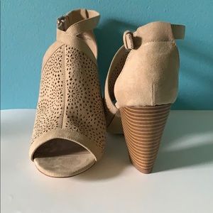 Cream JUSTFAB 3 1/2in and 1 1/2in thick Wedge Heel